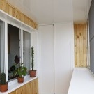 Dinding kayu di balkoni