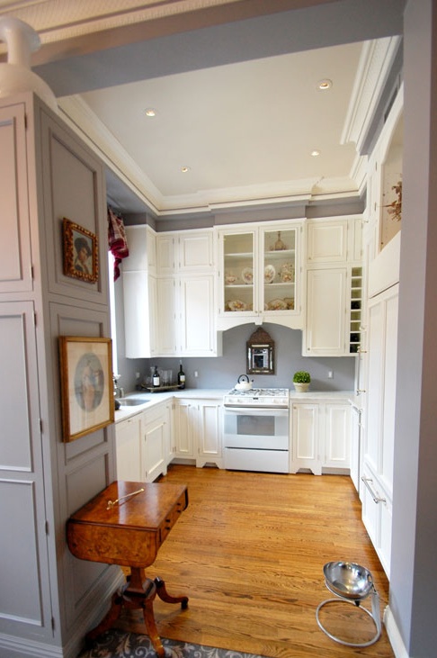 Weiße Decke in der Küche