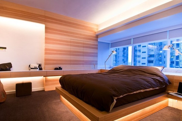Panel dinding kayu di dalam bilik tidur
