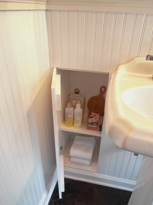 Perabot dinding terbina dalam di dalam bilik mandi kecil