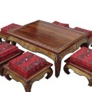 Tisch und Stühle im indischen Stil