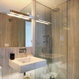 Transparente Dusche in einer kleinen Badewanne