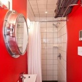 Rotes kleines Badezimmer auf dem Foto