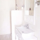Foto bilik mandi putih kecil