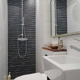 Bilik mandi gaya berteknologi tinggi dalam foto