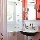 Bilik mandi kecil berwarna merah jambu dalam foto