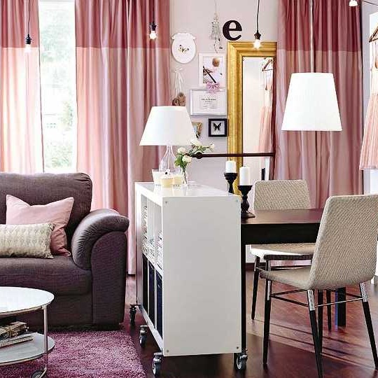 Zonasi ruang tamu dengan perabot