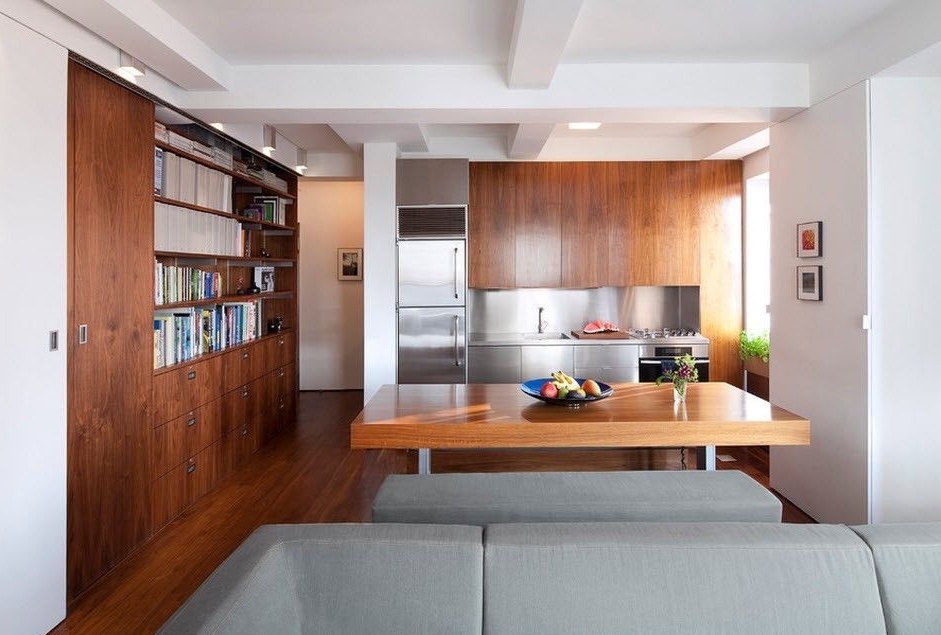 Das schlichte Design des Wohnzimmers kombiniert mit der Küche