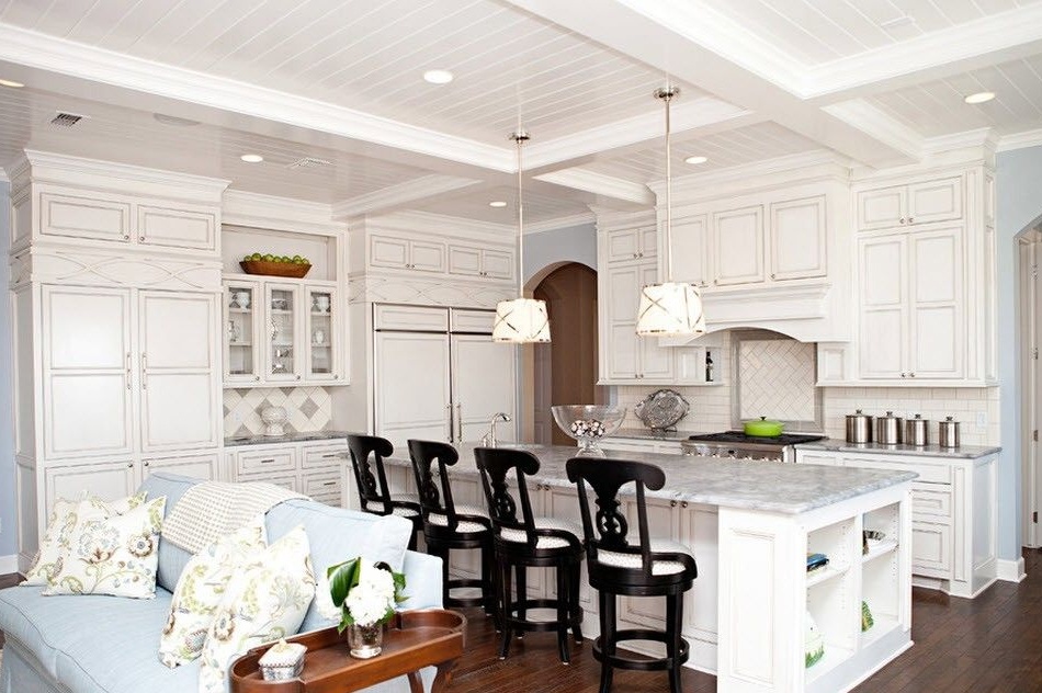 Ein Gefühl von Sauberkeit und Perfektion in der Gestaltung des Wohnzimmers mit der Küche kombiniert