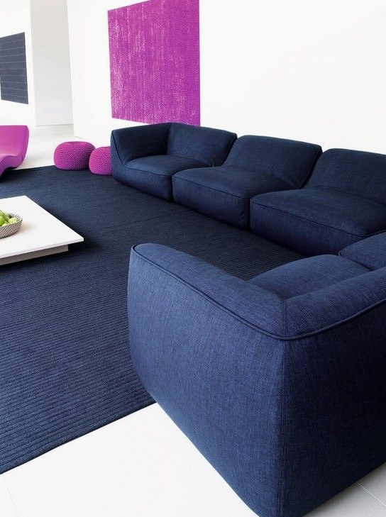 Originales verwandelndes Sofa in einem modernen Interieur