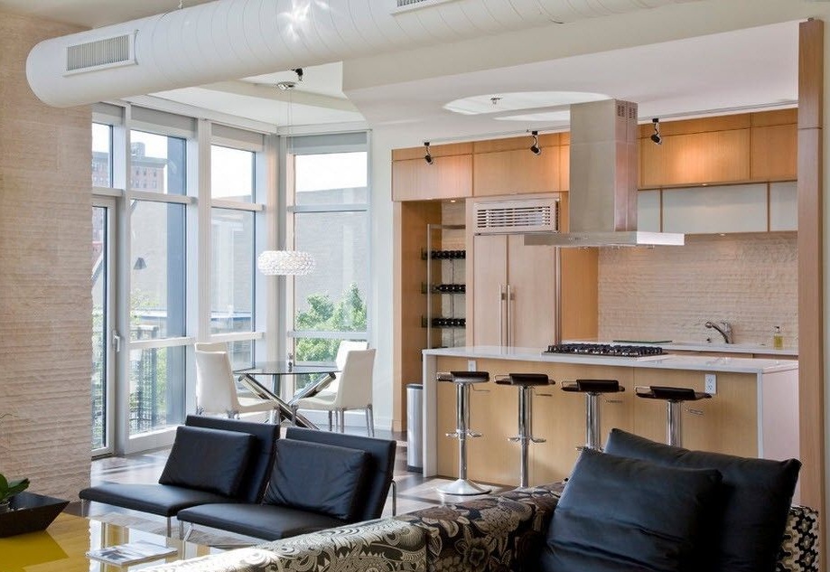 Bequemlichkeit und Komfort in der Gestaltung des Wohnzimmers mit der Küche kombiniert