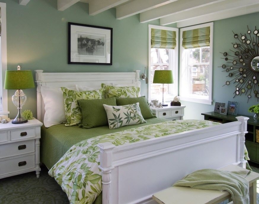 Klassisches Schlafzimmer mit gedämpftem Olivendekor