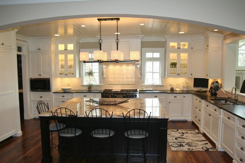 Dapur putih dengan bahagian atas hitam dalam gaya klasik