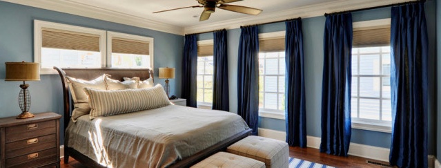 Blaues Schlafzimmerdesign - blaue Farbe im Innenraum