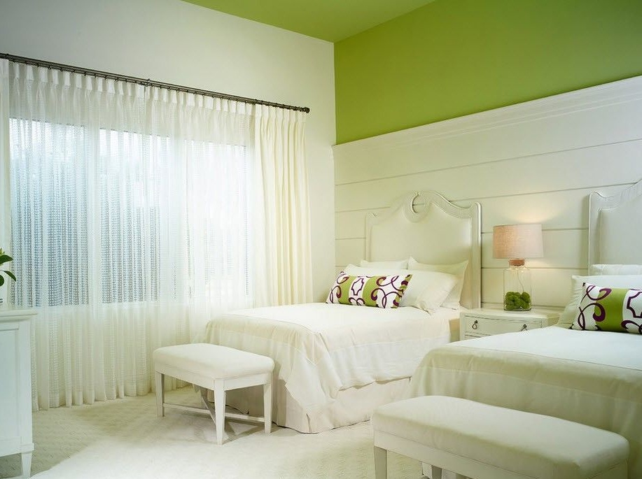 Bahagian dalaman bilik tidur putih digabungkan dengan warna pistachio