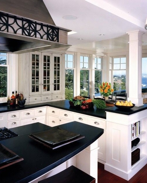 Schwarze Arbeitsplatte in einer schönen weißen Küche