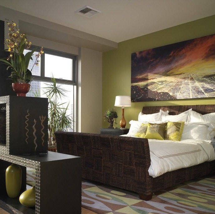 Dunkle Möbel im Schlafzimmer kombiniert mit einer edlen Olivfarbe