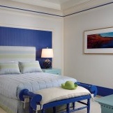 Blaues Schlafzimmer mit Akzenten in verschiedenen Farben