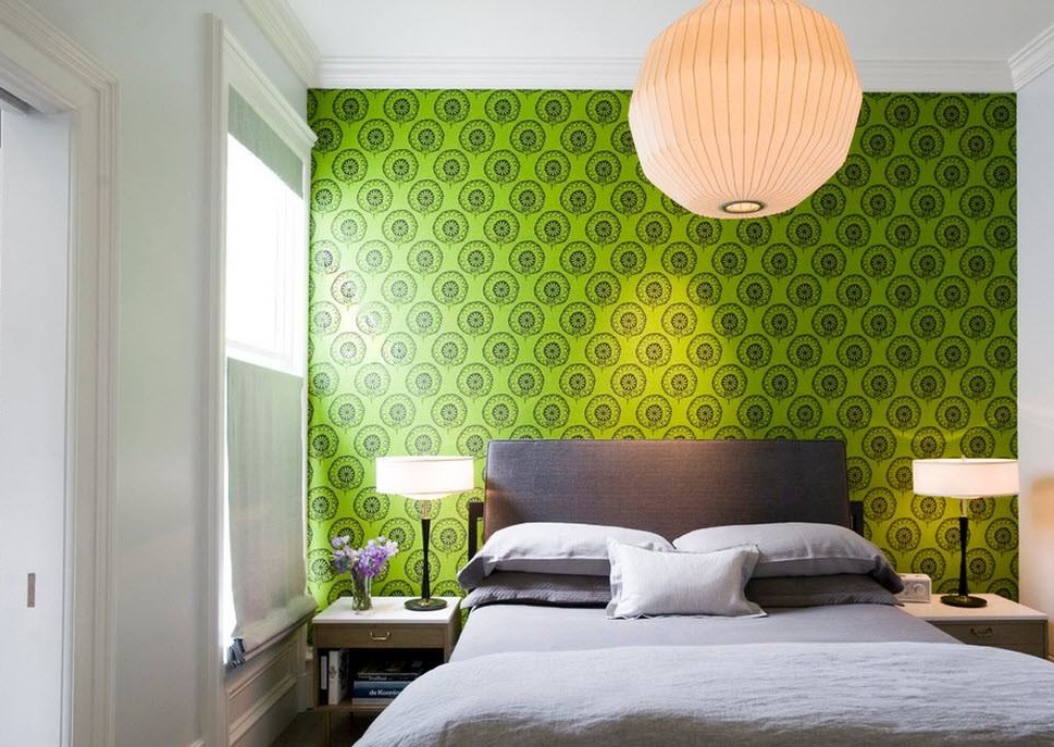 Aksen hijau terang dalam bentuk dinding satu bilik tidur