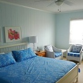 Warna merah di pedalaman bilik tidur biru