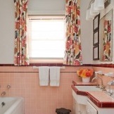 Üppiger Badezimmerinnenraum in der Pfirsichfarbe
