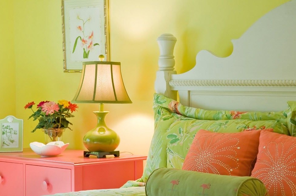 Grünes Schlafzimmer kombiniert mit einem rosa Farbton