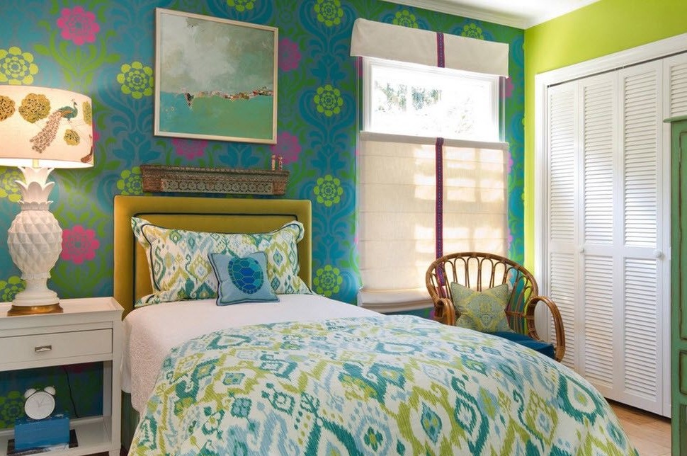 Weiße Schlafzimmermöbel kombiniert mit smaragdgrünem Dekor