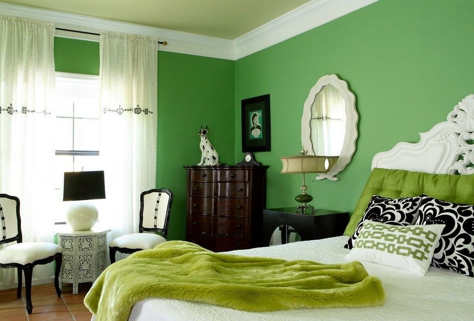 Dinding hijau dan aksesori di pedalaman bilik tidur