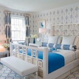 Blaue Muster auf einem weißen Hintergrund im Schlafzimmerinnenraum
