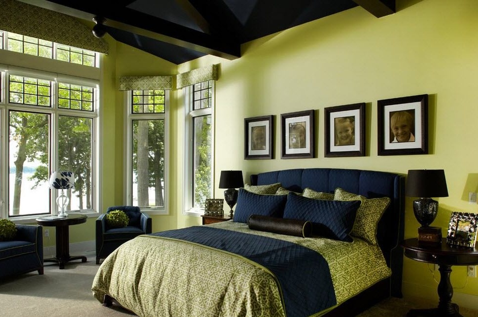 Bilik tidur klasik dengan perabot gelap digabungkan dengan bunga zaitun dan biru laut