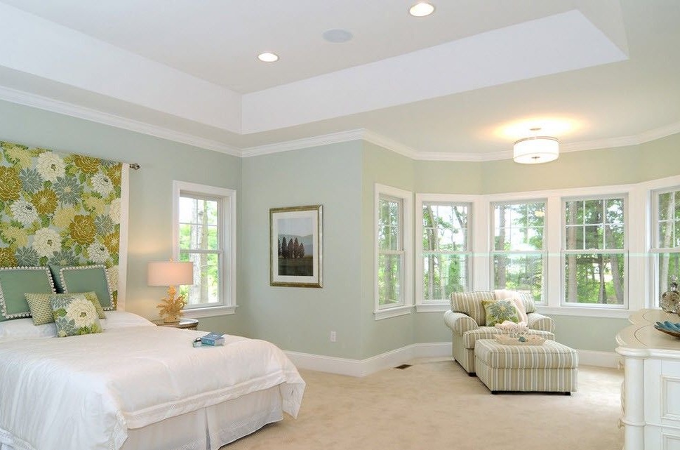 Helles Schlafzimmer mit weißen Möbeln mit olivgrünen Senfakzenten