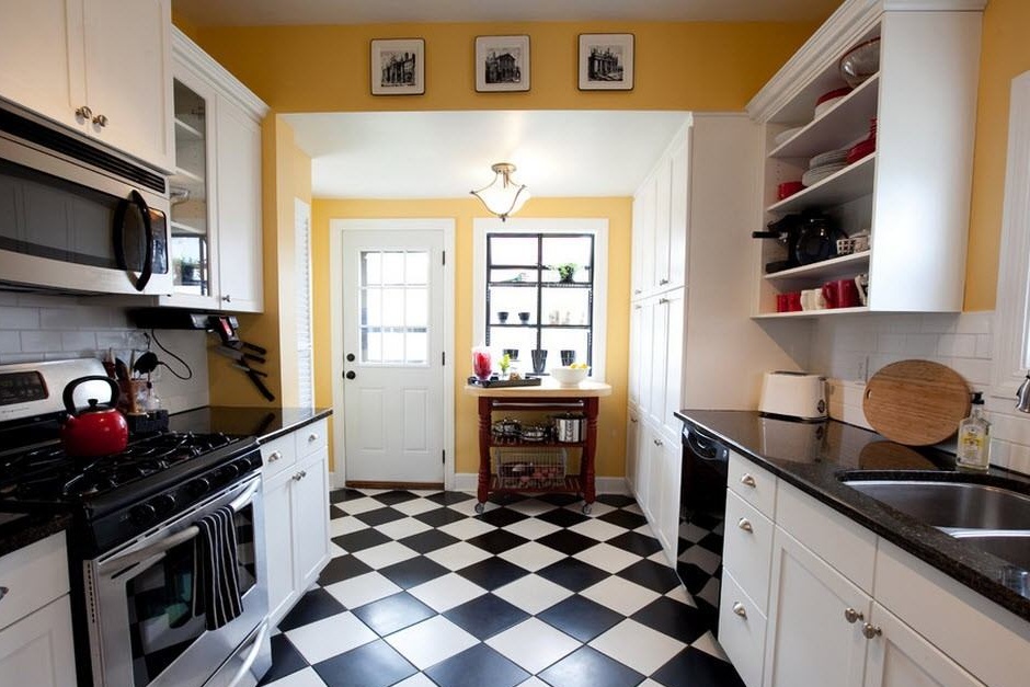 Klassische Schwarz-Weiß-Farbkombination im Innenraum der Küche mit schwarzer Arbeitsplatte