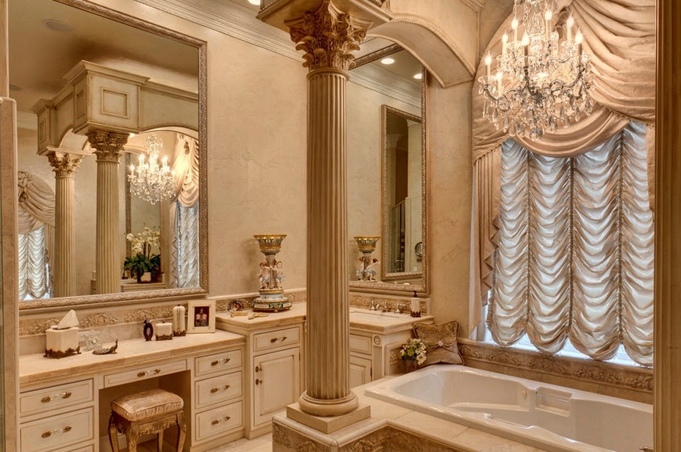 Bahagian dalaman bilik mandi yang mewah dan kaya dengan lajur megah