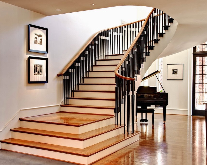 Schöne Treppe und Innenraum der Halle mit einem Klavier