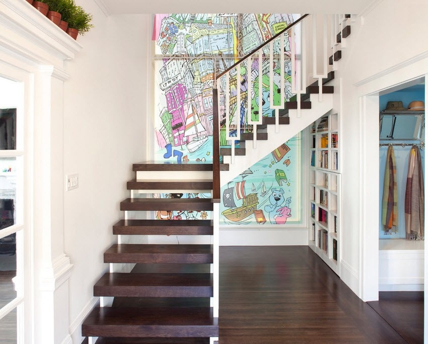 Eine sekundäre Treppe mit einem einfachen Design wird an der Wand installiert.