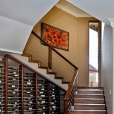 Rak wain di bawah tangga