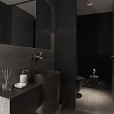 Warna hitam di dalam bilik mandi