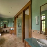 Interior bilik mandi yang luar biasa luas dengan dinding yang ditampal