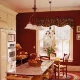 Rote Farbe im Innenraum der Küche