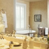 Klassisches Badezimmer mit edlem Zierstuck an den Wänden