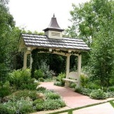 In den Tiefen des Gartens wird mit Hilfe eines Pavillons eine abgeschiedene Ecke für einen erholsamen Urlaub organisiert, in der Bäume und Blumen bewundert werden.