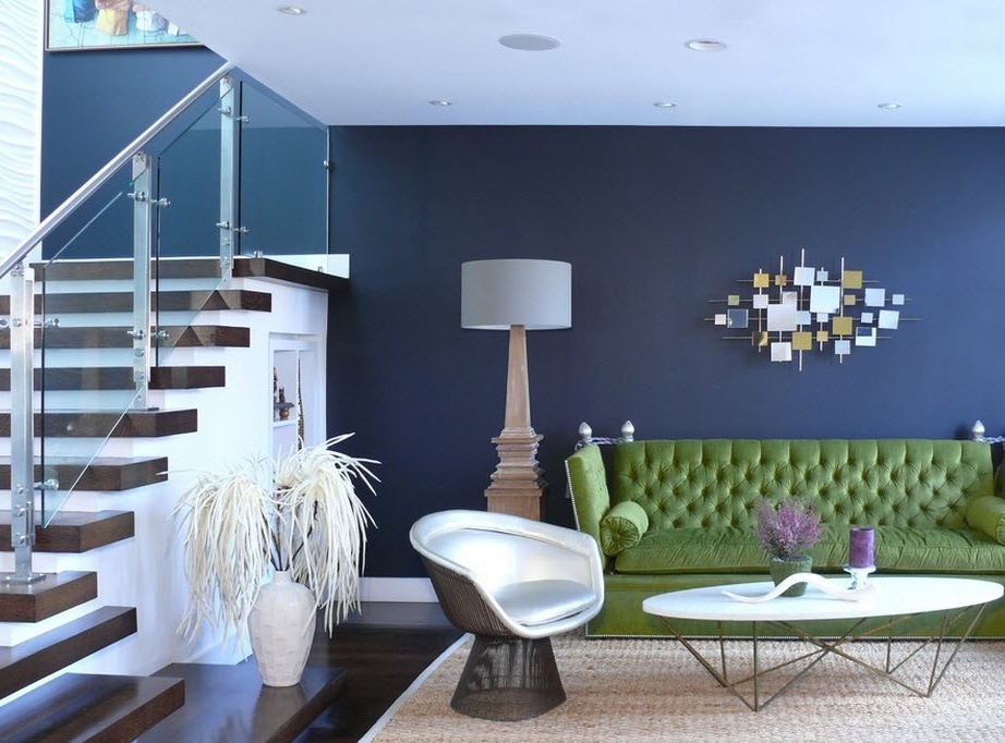 Blaue Wände und grünes Sofa