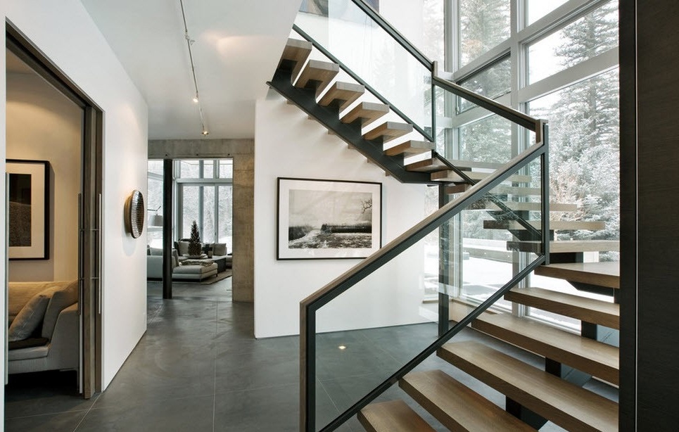Die große Treppe im modernen Stil gibt den Ton für das gesamte Interieur an