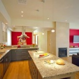 Innenraum und Design der roten Küche