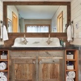 Bilik mandi negara diperbuat daripada kayu