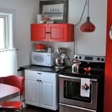 Perabot merah di dapur