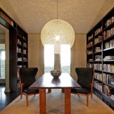 Gemütliche Bibliothek mit Regalen bis zur Decke