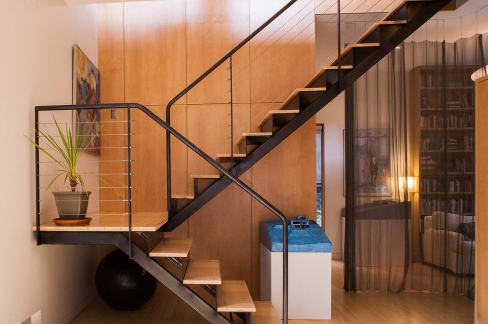 Bescheidene Treppe im modernen Stil mit Nebencharakter