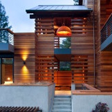 Fassade und Umgebung eines Holzhauses