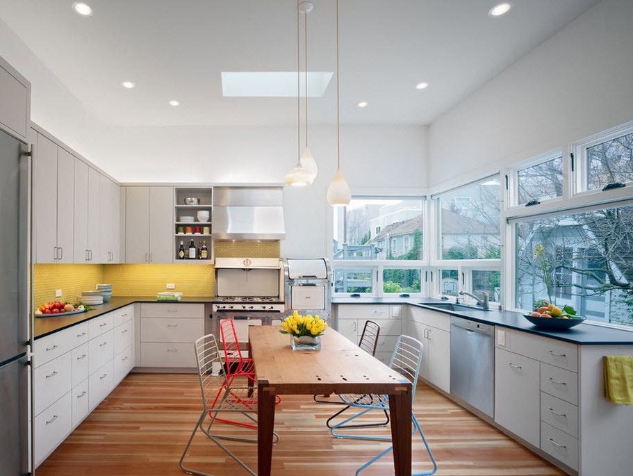 Dapur dengan permukaan kerja kuning